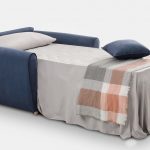 Fauteuil convertible 1 place en daim bleu marine avec passepoil de la même couleur. Il est ouvert en lit avec un coussin bleu marine.